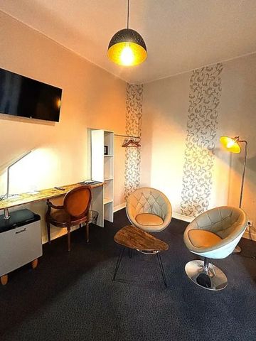 Gemütliches Zimmer mit eleganter Einrichtung und Sitzbereich