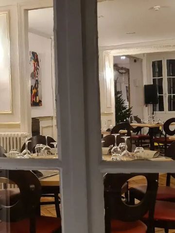 Blick in ein stilvolles Restaurant durch Fenster