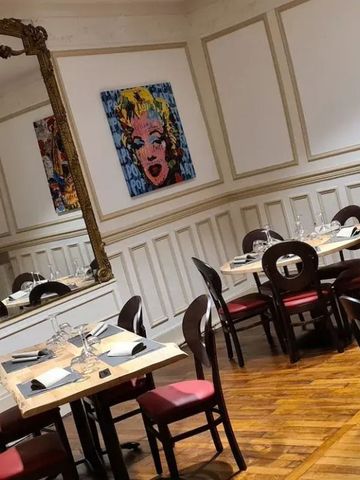 Elegantes Restaurant mit stilvoller Kunst an den Wänden