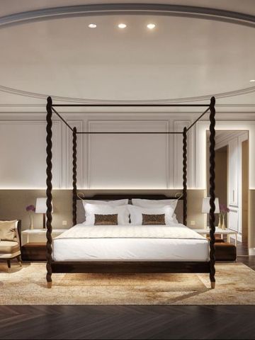 Elegantes Schlafzimmer mit Himmelbett und Beleuchtung