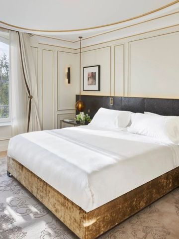 Modernes und helles Schlafzimmer mit großen Fenstern