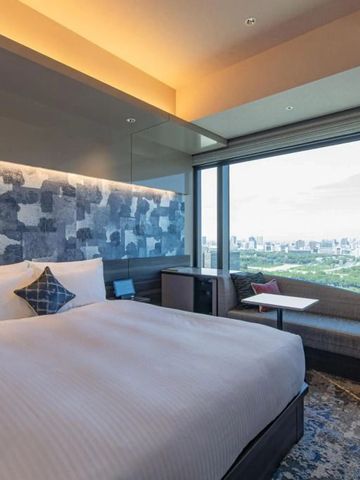 Hotelzimmer mit weitem Blick über die Stadt