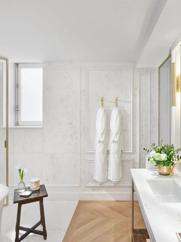 Elegantes Badezimmer mit Marmorwänden und luxuriöser Ausstattung