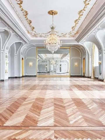 Eleganter Ballsaal mit Holzboden und opulenten Kronleuchtern