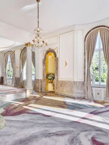 Heller Salon mit Marmorboden und großen Fenstern