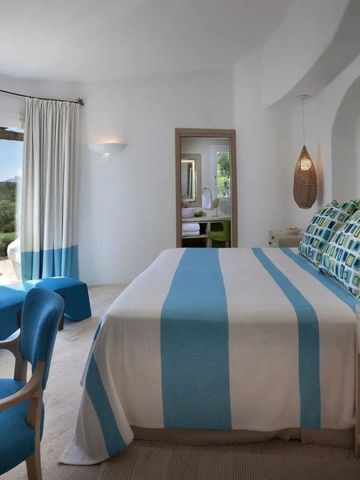 Helles Zimmer mit blau-weißer Dekoration und Blick auf die Natur