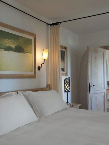 Gemütliches Schlafzimmer mit Naturfotografien an den Wänden