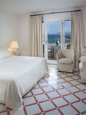 Lichtdurchflutetes Zimmer mit Meerblick und stilvollem Interieur