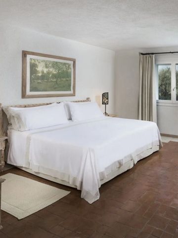 Geräumiges Zimmer mit gemütlichem Bett und rustikalem Bodenbelag