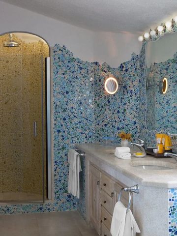 Badezimmer mit kunstvollen blauen Mosaikfliesen