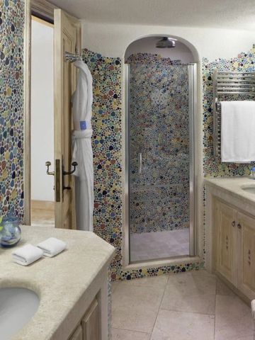 Helles Badezimmer mit Mosaikfliesen und moderner Dusche