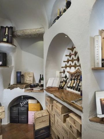 Rustikales Weinzimmer mit Regalen und Weinkisten