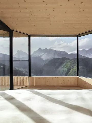 Große Fenster mit atemberaubendem Blick auf die umliegenden Berglandschaften