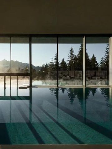 Innenpool mit Bergblick und Sonnenlicht reflektiert auf dem Wasser