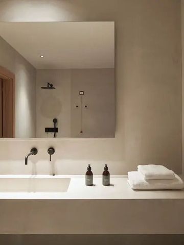 Minimalistisches Badezimmer mit stilvollem Waschbecken und Spiegel
