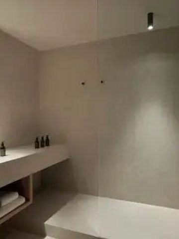 Große, moderne Dusche in neutralen Farbtönen