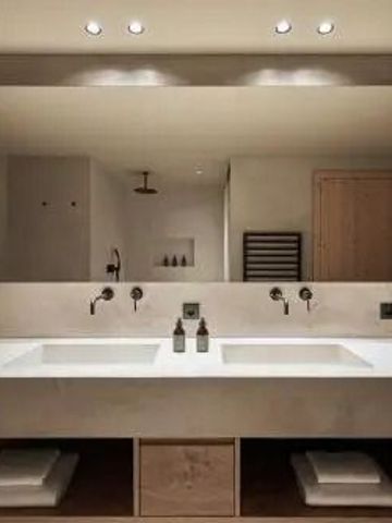 Doppelwaschbecken mit großem Spiegel und dezenter Beleuchtung