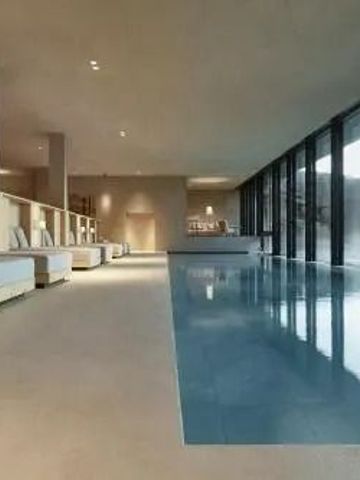 Innenpool mit Liegen und großen Fenstern, Blick auf die Landschaft