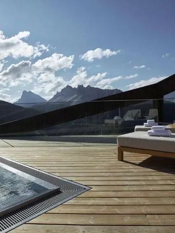 Terrasse mit Sonnenliegen und Blick auf die Dolomiten