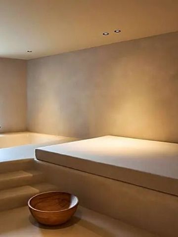 Minimalistischer Spa-Raum mit Badewanne und entspannter Atmosphäre