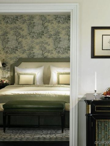 Stilvolles Schlafzimmer mit klassischem Design und floraler Tapete