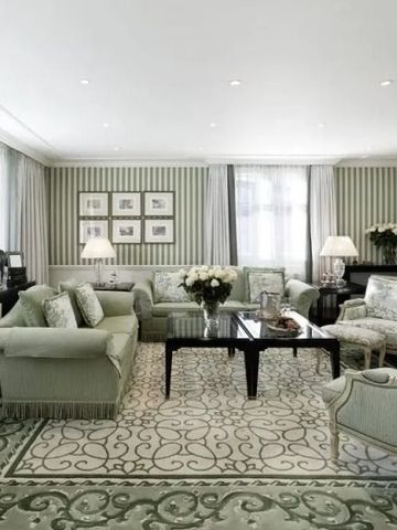 Großer Wohnbereich mit luxuriösem Interieur und eleganten Möbeln