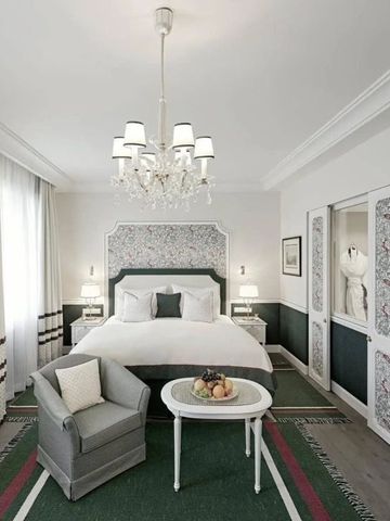 Helles und geschmackvoll eingerichtetes Hotelzimmer mit dekorativen Elementen