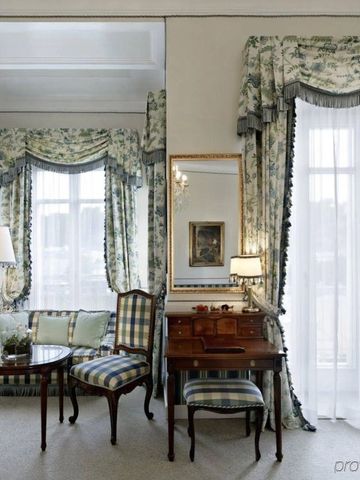 Eleganter Hotel-Salon mit antiken Möbeln und floralem Dekor