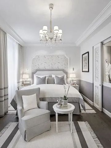 Luxuriöses Hotelzimmer mit elegantem Kronleuchter und weichen Grautönen