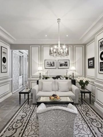 Stilvoll eingerichtete Hotelsuite mit kunstvollem Dekor und grauen Akzenten