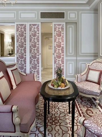 Komfortabler Lounge-Bereich mit eleganten Sitzmöbeln und dekorativen Elementen