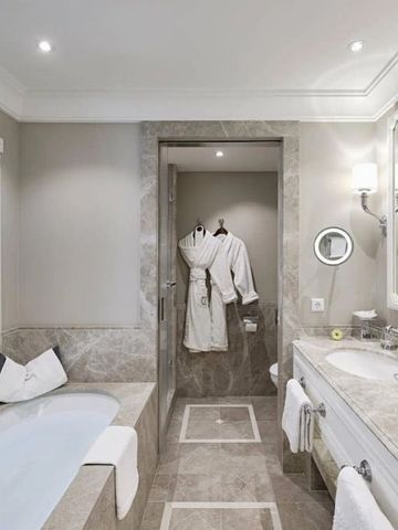 Luxuriöses Badezimmer mit großer Badewanne und hochwertigen Armaturen