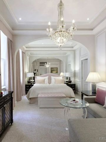 Großzügige Suite im Hotel Sacher Wien mit stilvoller Dekoration