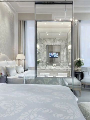 Elegantes Schlafzimmer mit edlem Interieur und großen Spiegeln