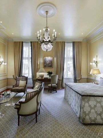 Großzügige Suite mit klassischen Möbeln und Kamin