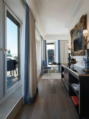 Flur mit Terrasse und Ausblick auf die Stadt