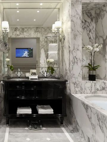 Badezimmer aus Marmor mit Badewanne und edlen Details