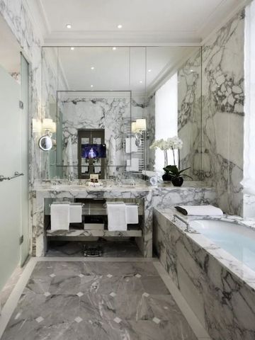 Luxuriöses Marmorbadezimmer mit moderner Ausstattung