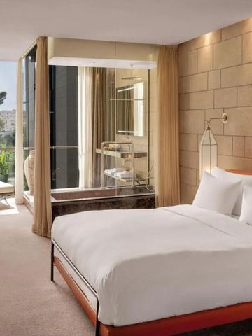 Helles modernes Zimmer mit großen Fenstern und elegantem Interieur