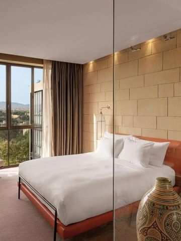 Elegantes Zimmer mit Glaswand und weitem Ausblick auf die Landschaft