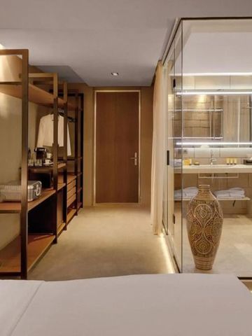 Modern dekoriertes Zimmer mit direktem Zugang zum Badezimmer