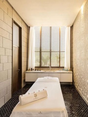 Ruhiges Spa-Zimmer mit Massagebett und großer Fensterfront