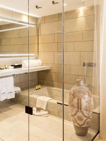 Elegantes Badezimmer mit Glasduschkabine und stilvollen Details