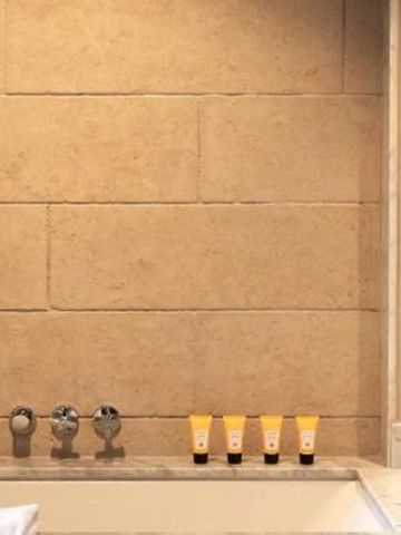 Luxuriöses Badezimmer mit eleganten Armaturen und Pflegeprodukten