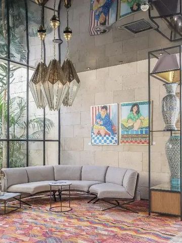 Stilvolle Lobby mit zeitgenössischen Kunstwerken und großen Fenstern