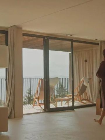 Helle Hotelsuite mit Balkon und Panoramablick