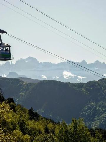 Seilbahn vor beeindruckender Berglandschaft