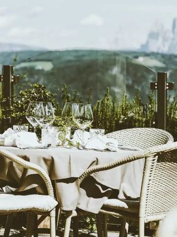 Gedeckter Tisch auf einer Terrasse mit malerischer Aussicht
