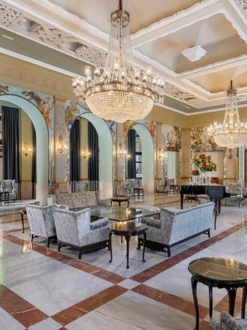 Elegante Lobby mit Kristallleuchtern und stilvollen Sitzbereichen.