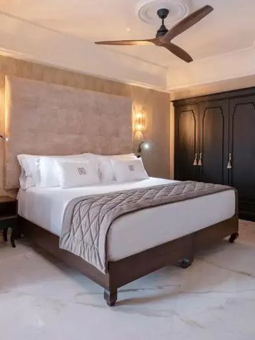 Luxuriöses Schlafzimmer mit großem, weichem Bett.